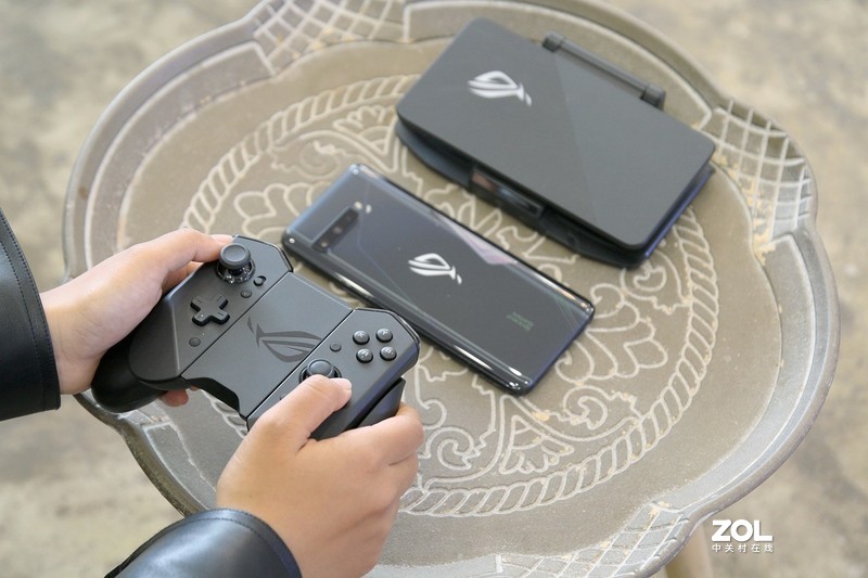 做到极致的游戏手机长啥样，ROG游戏手机3电竞装甲套装告诉你