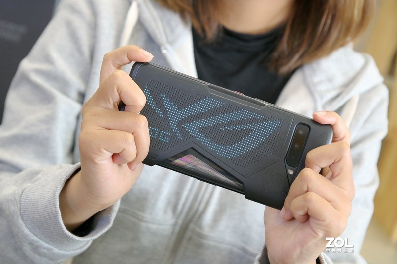 做到极致的游戏手机长啥样，ROG游戏手机3电竞装甲套装告诉你