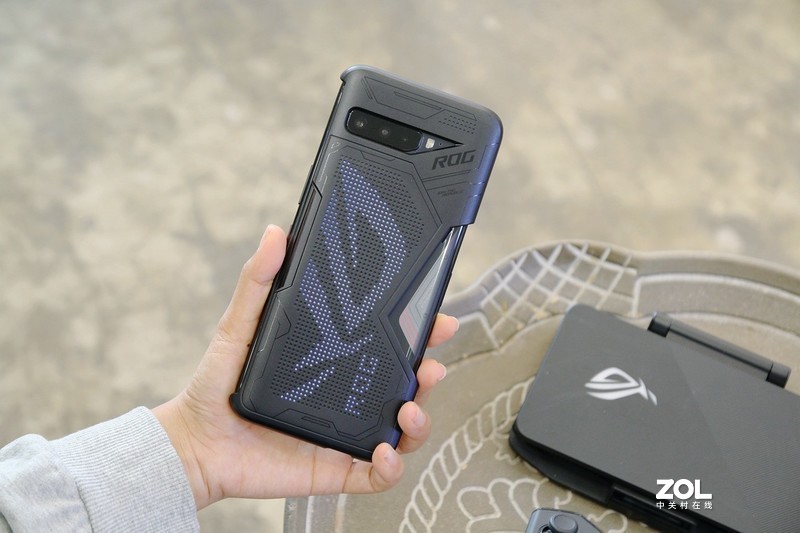 做到极致的游戏手机长啥样，ROG游戏手机3电竞装甲套装告诉你