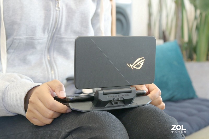 做到极致的游戏手机长啥样，ROG游戏手机3电竞装甲套装告诉你