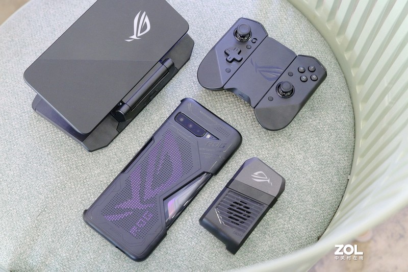 做到极致的游戏手机长啥样，ROG游戏手机3电竞装甲套装告诉你