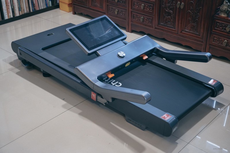 随时开启专业跑步健身，安全低噪不扰邻，体验会追剧的赤兔Air跑步机