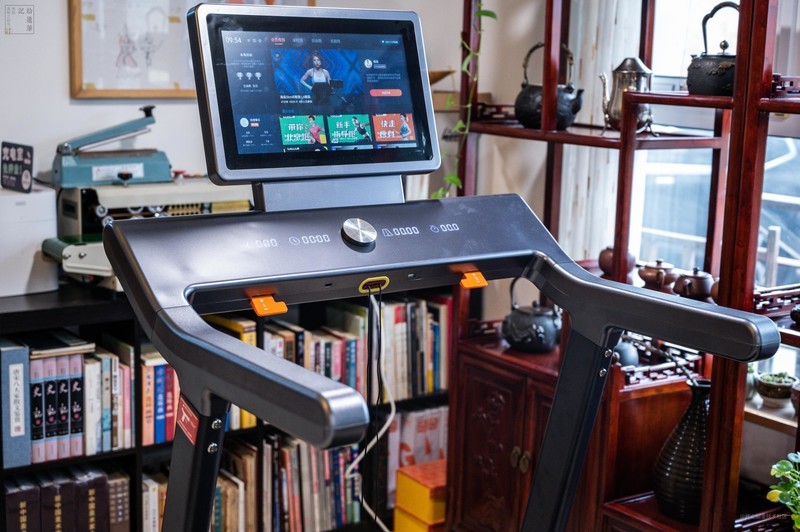 随时开启专业跑步健身，安全低噪不扰邻，体验会追剧的赤兔Air跑步机