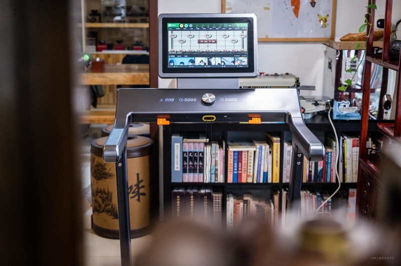 随时开启专业跑步健身，安全低噪不扰邻，体验会追剧的赤兔Air跑步机