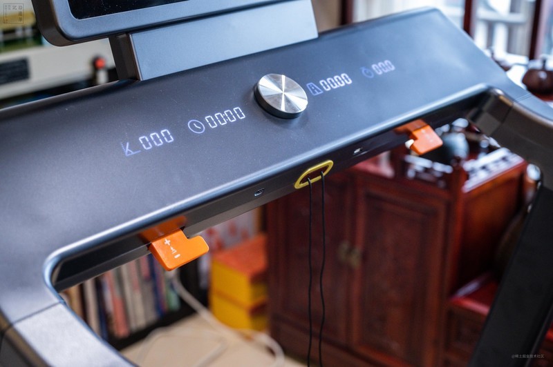 随时开启专业跑步健身，安全低噪不扰邻，体验会追剧的赤兔Air跑步机