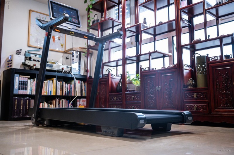 随时开启专业跑步健身，安全低噪不扰邻，体验会追剧的赤兔Air跑步机