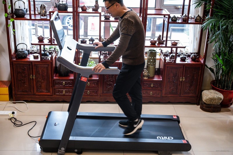随时开启专业跑步健身，安全低噪不扰邻，体验会追剧的赤兔Air跑步机