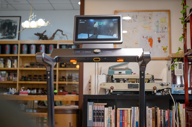 随时开启专业跑步健身，安全低噪不扰邻，体验会追剧的赤兔Air跑步机