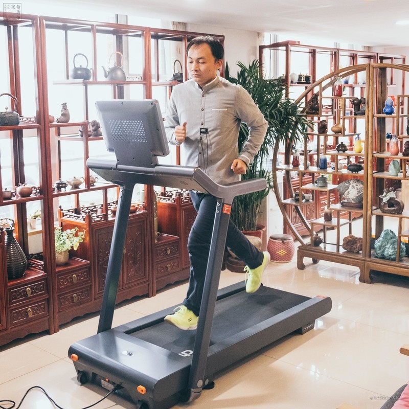 随时开启专业跑步健身，安全低噪不扰邻，体验会追剧的赤兔Air跑步机