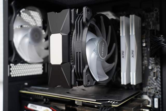 仅百元出头，光污染灯效一下拉满先马黑金刚5体验