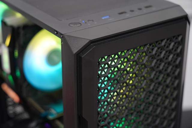 仅百元出头，光污染灯效一下拉满先马黑金刚5体验