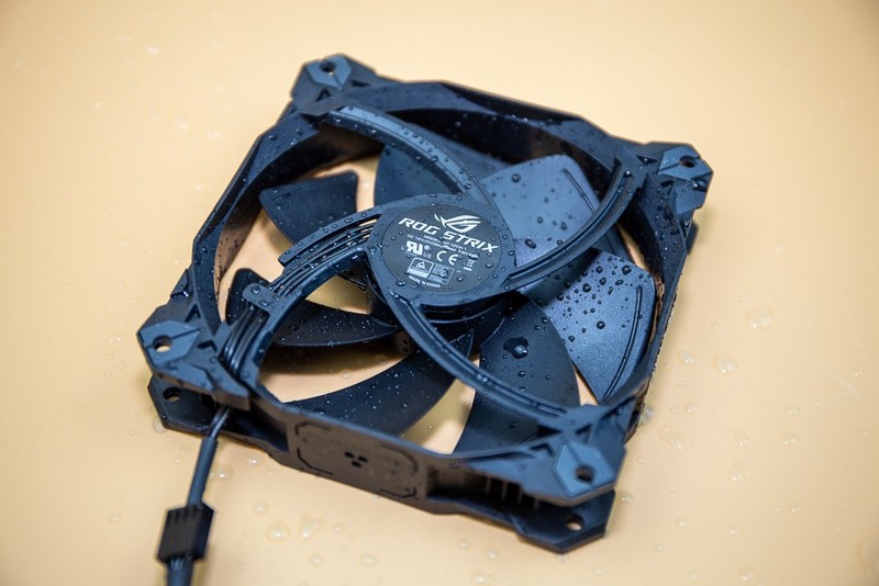 ROG Strix 风神XF120静音磁悬浮减震风扇,让你的散热火力全开