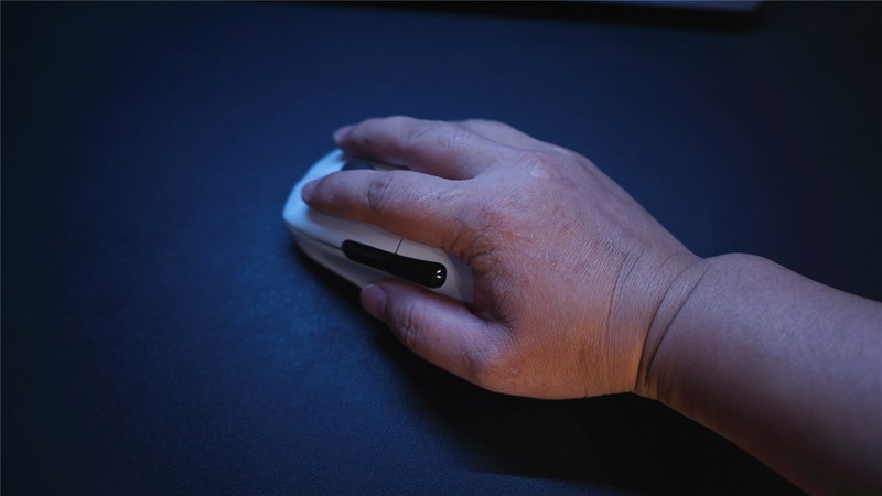 轻量化电竞鼠标新选择—冰豹魔幻豹KONE PRO AIR 上手体验