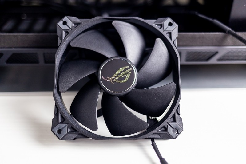 ROG Strix 风神XF120静音磁悬浮减震风扇,让你的散热火力全开