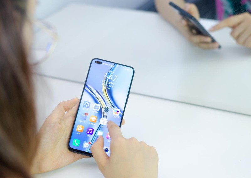 120Hz高刷全视屏、66W超级快充，畅快到起飞，荣耀X20全面测评