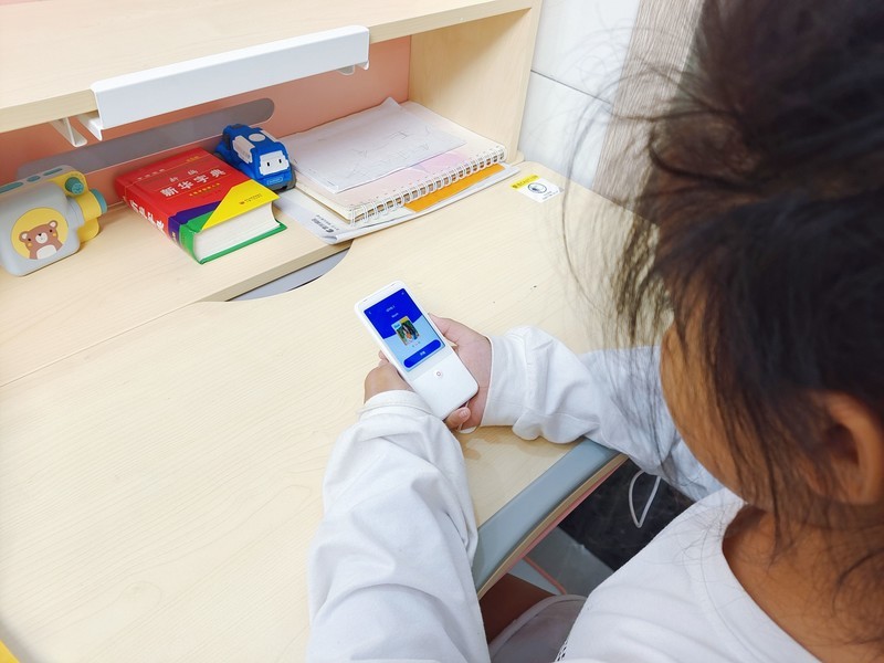 不要再用你蹩脚的英语发音误导孩子了，试试这款有道听力宝吧