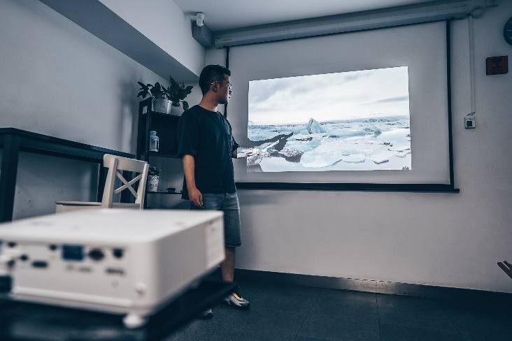 年底抢购办公用品：智能办公，一台投影仪就满足