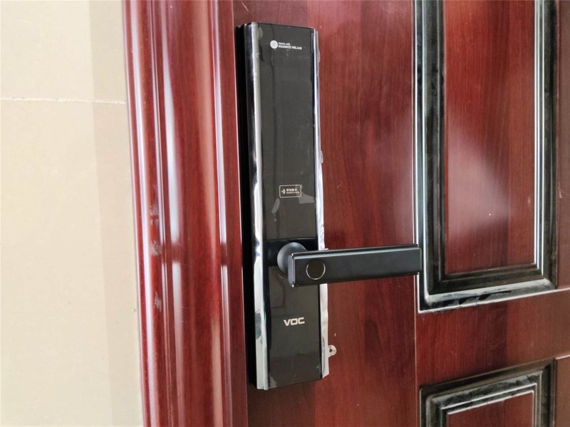 华为智选VOC智能门锁S评测：密码指纹门卡通用，手机一碰解锁