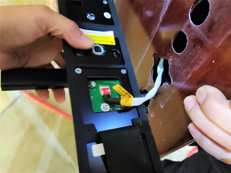 华为智选VOC智能门锁S评测：密码指纹门卡通用，手机一碰解锁