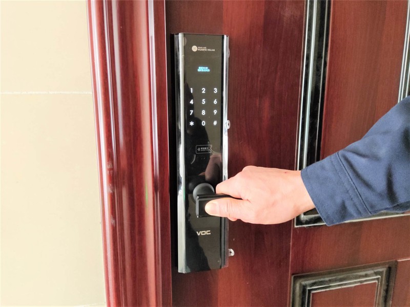 华为智选VOC智能门锁S评测：密码指纹门卡通用，手机一碰解锁