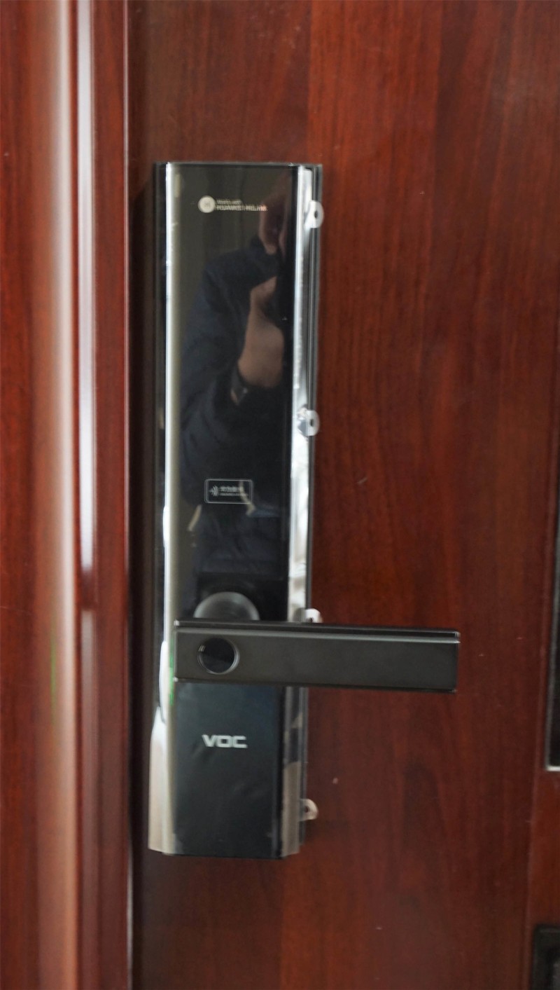 华为智选VOC智能门锁S评测：密码指纹门卡通用，手机一碰解锁