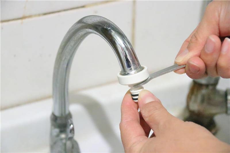 大白感应水嘴立竿见影！不插电续航长达五年，感应节水新体验