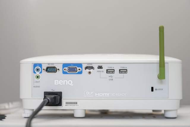 明基E540智能商务投影仪，4000流明亮度轻松玩转日常会议