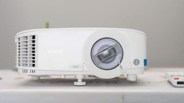 明基E540智能商务投影仪，4000流明亮度轻松玩转日常会议