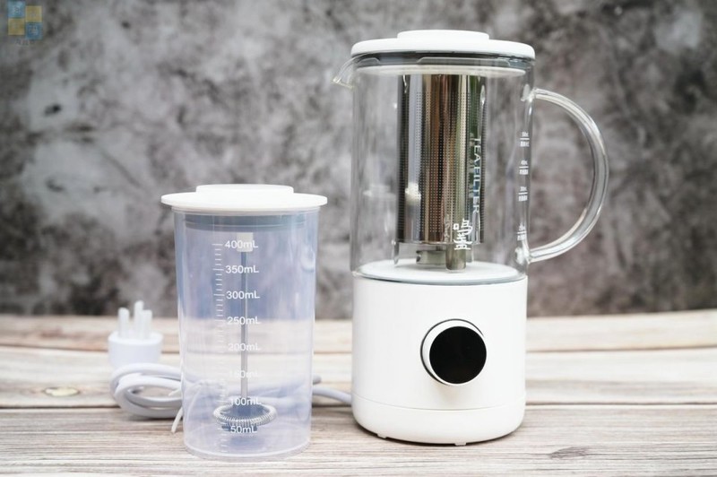 轻松制作花样奶茶，畅饮健康生活，只需一台鸣盏奶茶机