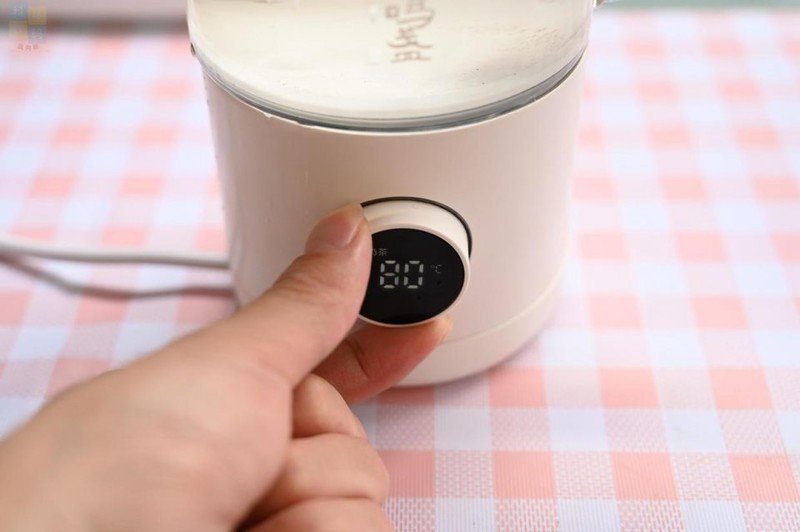 轻松制作花样奶茶，畅饮健康生活，只需一台鸣盏奶茶机