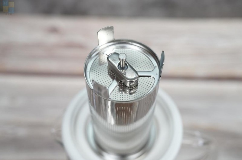 轻松制作花样奶茶，畅饮健康生活，只需一台鸣盏奶茶机