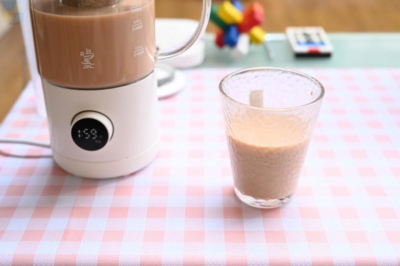 轻松制作花样奶茶，畅饮健康生活，只需一台鸣盏奶茶机