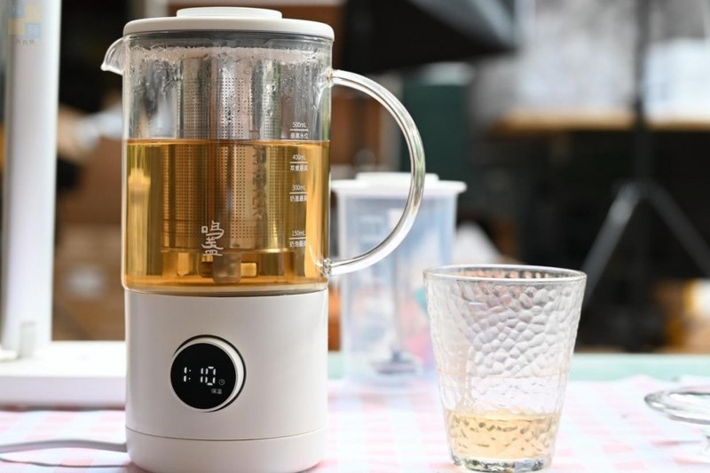 轻松制作花样奶茶，畅饮健康生活，只需一台鸣盏奶茶机