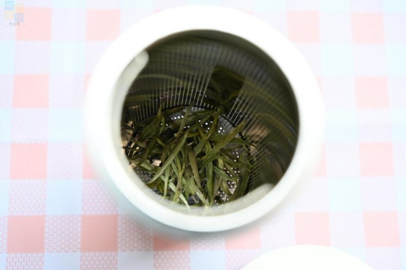 轻松制作花样奶茶，畅饮健康生活，只需一台鸣盏奶茶机