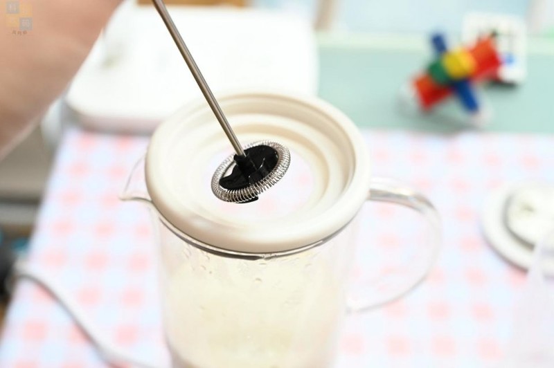 轻松制作花样奶茶，畅饮健康生活，只需一台鸣盏奶茶机