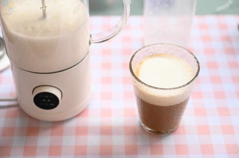 轻松制作花样奶茶，畅饮健康生活，只需一台鸣盏奶茶机