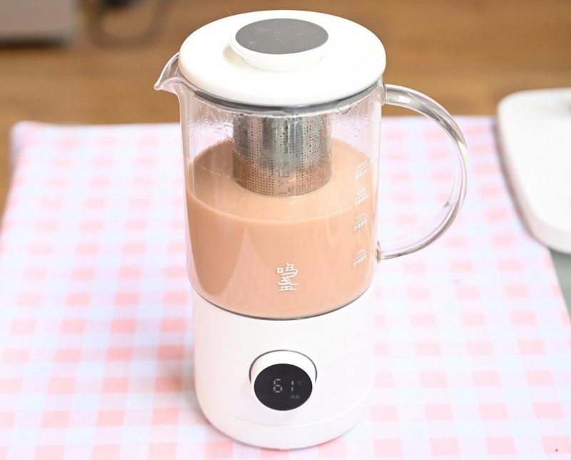 轻松制作花样奶茶，畅饮健康生活，只需一台鸣盏奶茶机