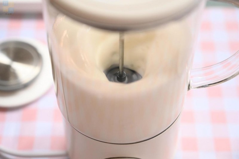 轻松制作花样奶茶，畅饮健康生活，只需一台鸣盏奶茶机