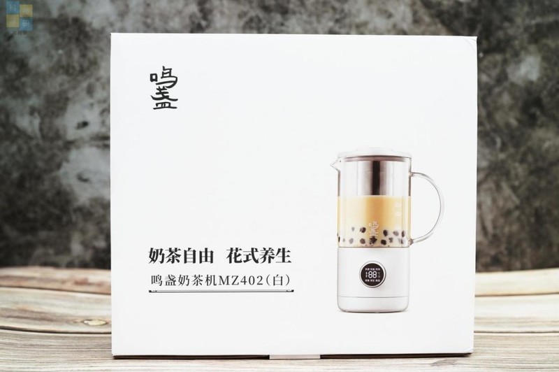 轻松制作花样奶茶，畅饮健康生活，只需一台鸣盏奶茶机