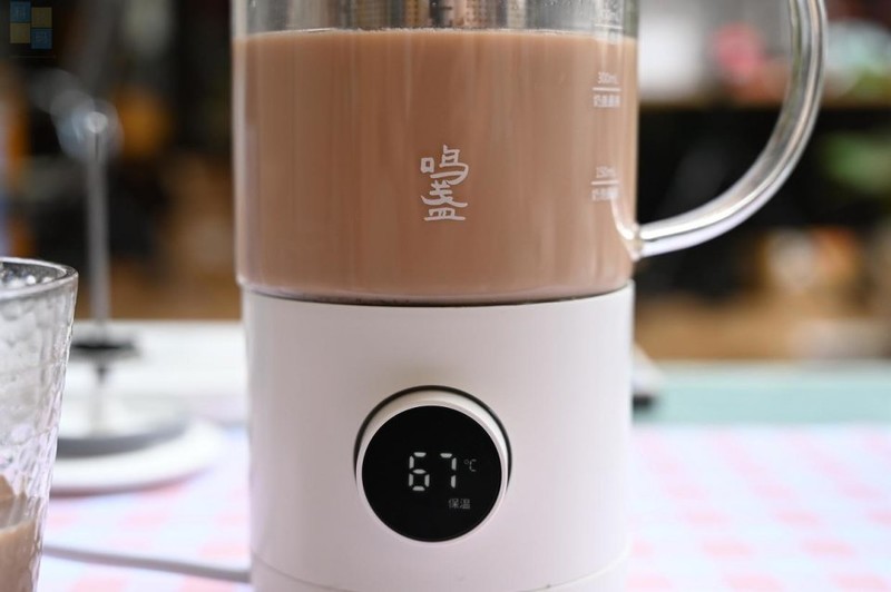 轻松制作花样奶茶，畅饮健康生活，只需一台鸣盏奶茶机