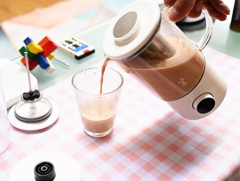 轻松制作花样奶茶，畅饮健康生活，只需一台鸣盏奶茶机