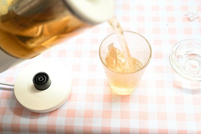 轻松制作花样奶茶，畅饮健康生活，只需一台鸣盏奶茶机