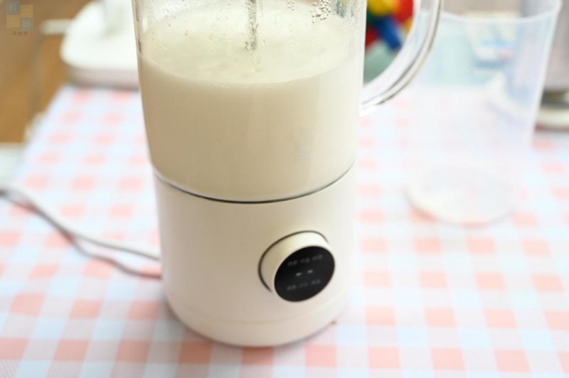 轻松制作花样奶茶，畅饮健康生活，只需一台鸣盏奶茶机