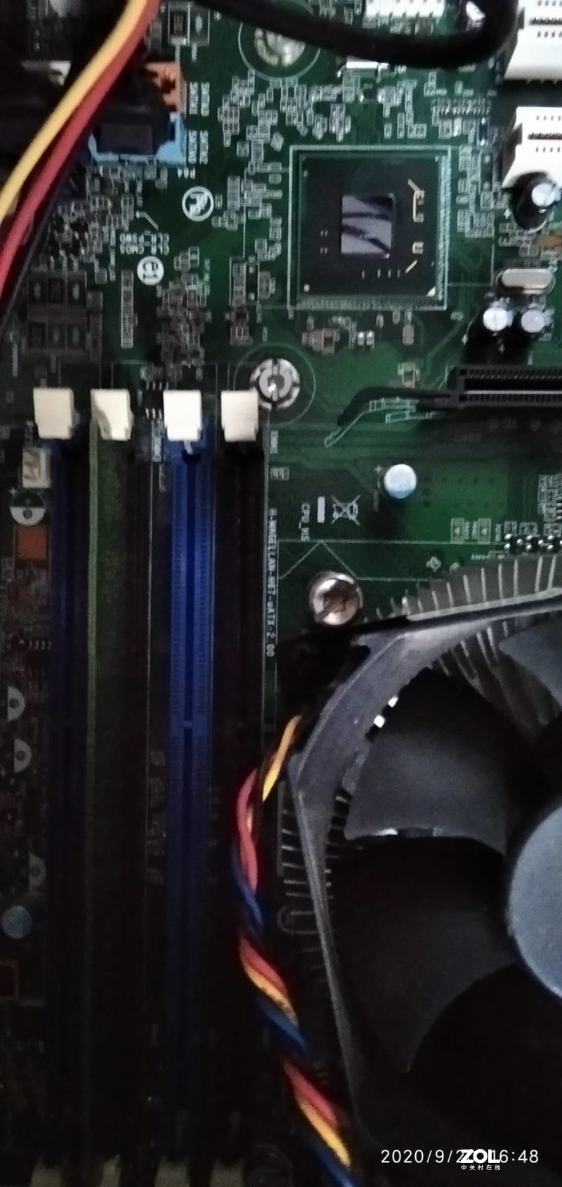 当看到这种4内存插槽的主板，s不禁感叹：地主家也没有余粮了！