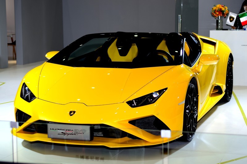 【原创】郑州国际车站---大红旗真香+人像篇（D7000+18-140、50 1.8D）