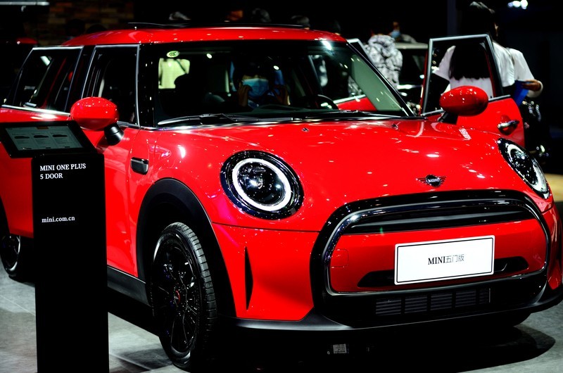 【原创】郑州国际车站---大红旗真香+人像篇（D7000+18-140、50 1.8D）