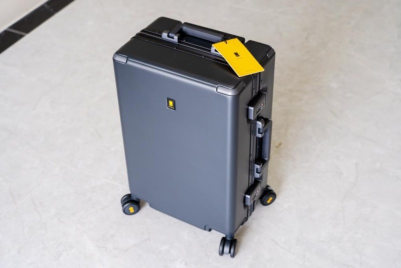 地平线8号行李箱评测：高端大气上档次，商务出行好搭档
