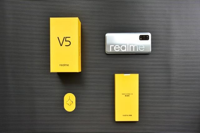 真我V5 5G全方位体验，从根源上弥补年轻一代的潮玩短板