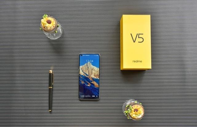 真我V5 5G全方位体验，从根源上弥补年轻一代的潮玩短板