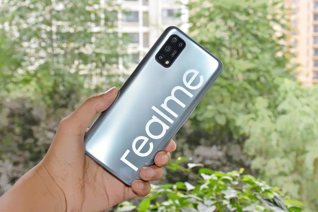 真我V5 5G全方位体验，从根源上弥补年轻一代的潮玩短板